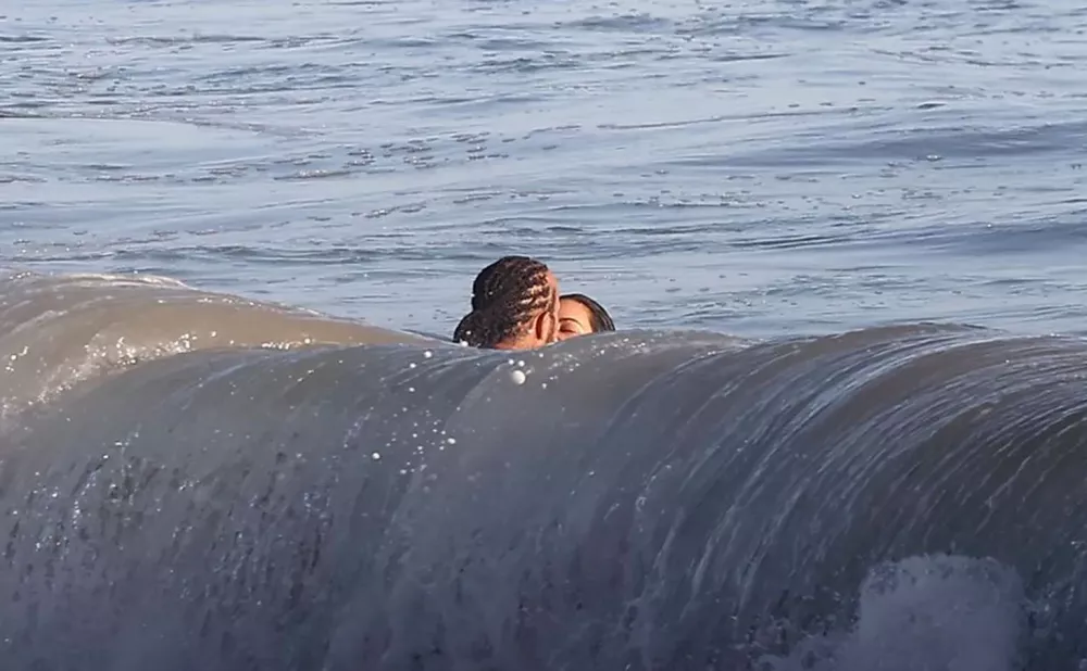 金·卡戴珊海边约会F1车神，水中激吻难舍难分