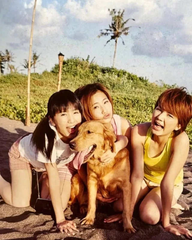 SHE合体爬山！Ella戴老花镜，田馥甄齿痕抢镜