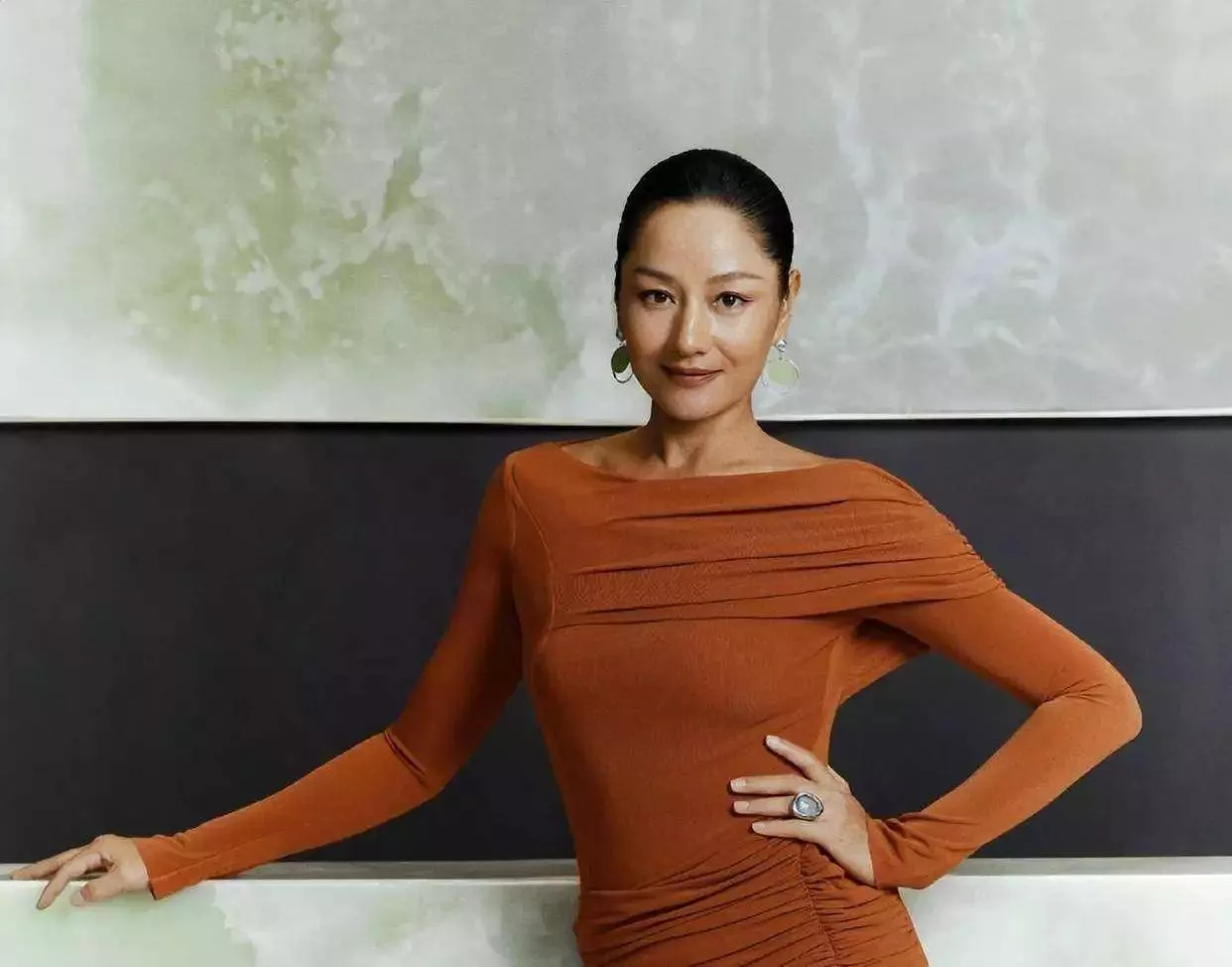 54岁瞿颖隐婚机长多年，不领证的原因说出真相