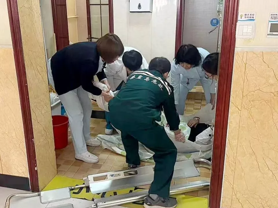 河北24岁宝妈陪女儿在医院输液 不知道自己怀二胎