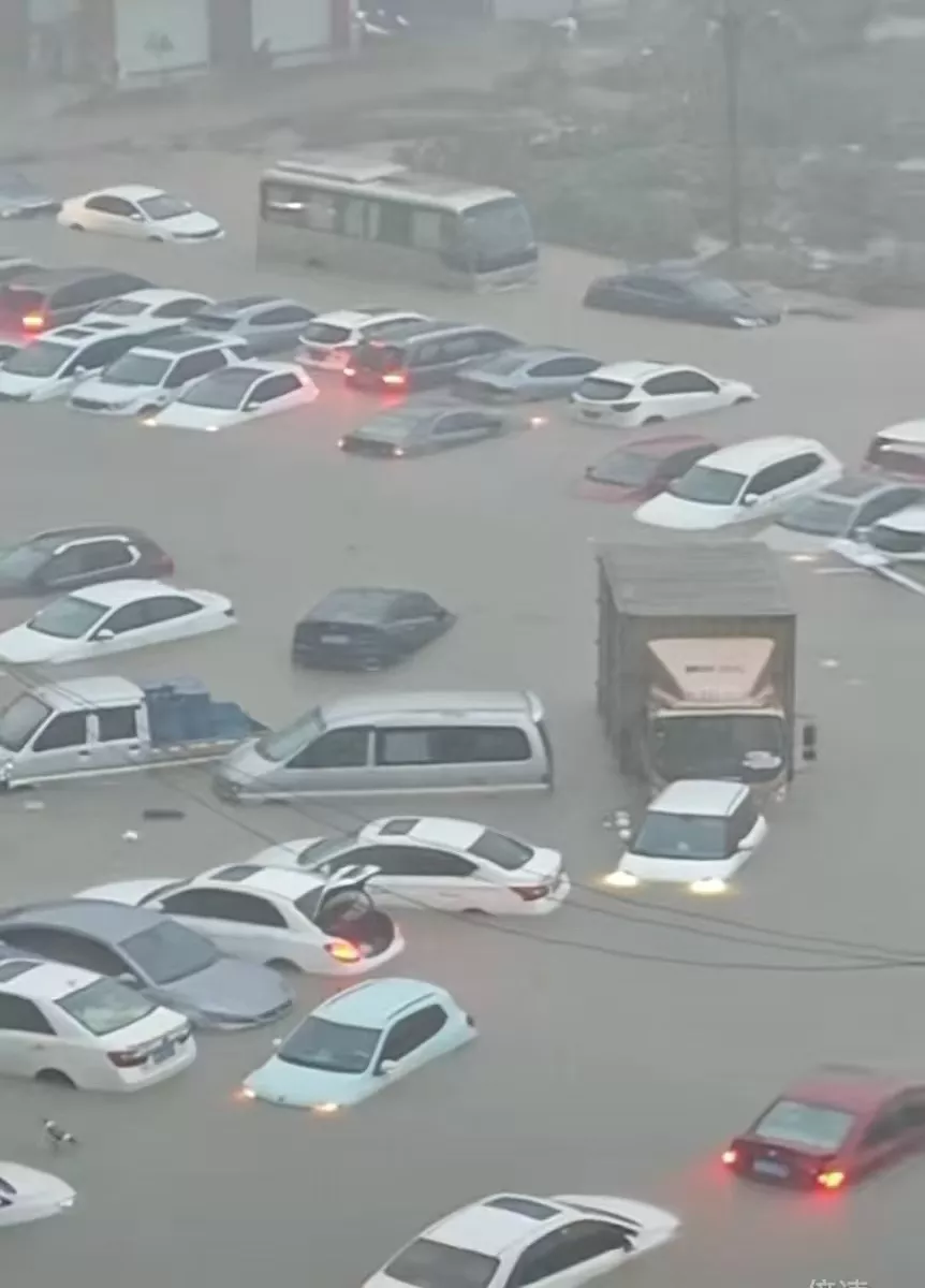 广西钦州遭遇强降雨，车辆被淹房屋进水车库倒灌