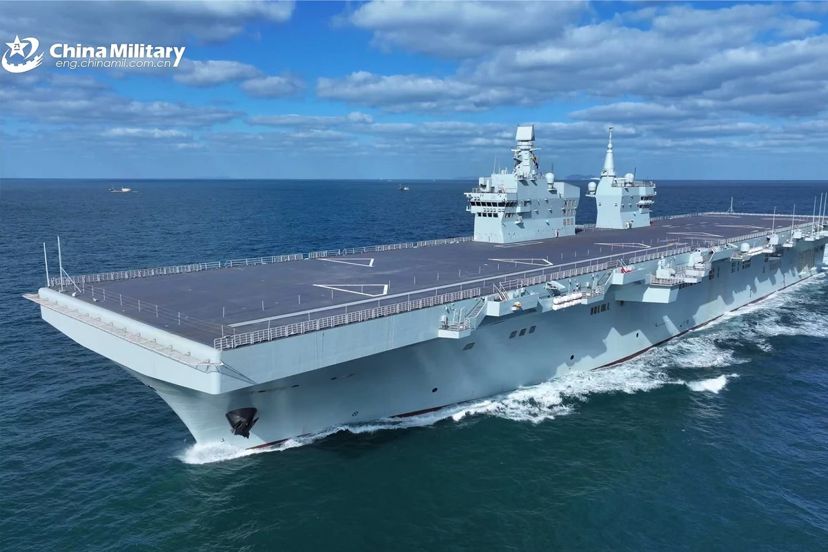 中國首艘076型兩棲攻擊艦「四川號」已赴南海展開跨區域海試。（取自中國國防部）