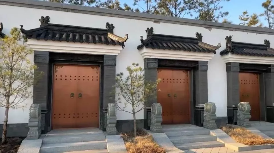 吉林一生态园有35座售价超200万元双层豪华“祠堂墓”