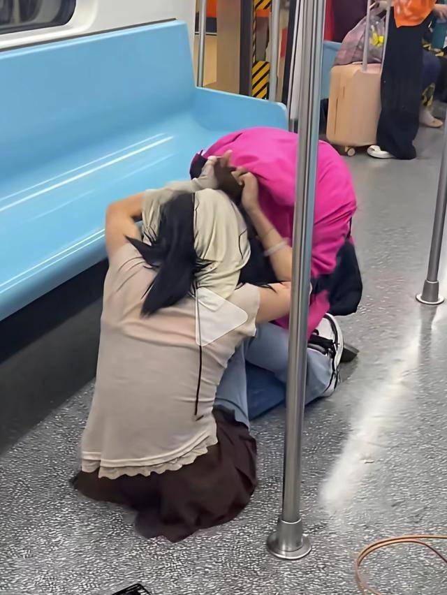 上海两女子地铁打架原视频曝光 老人太无理