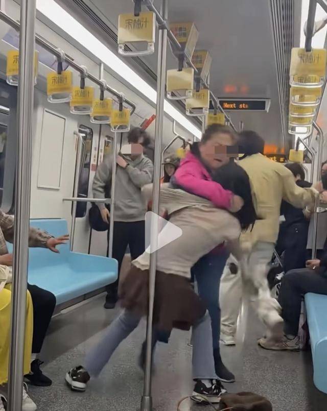 上海两女子地铁打架原视频曝光 老人太无理