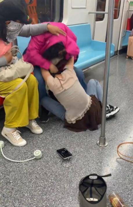 上海两女子地铁打架原视频曝光 老人太无理