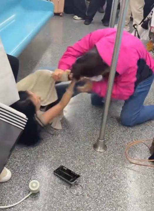 上海两女子地铁打架原视频曝光 老人太无理