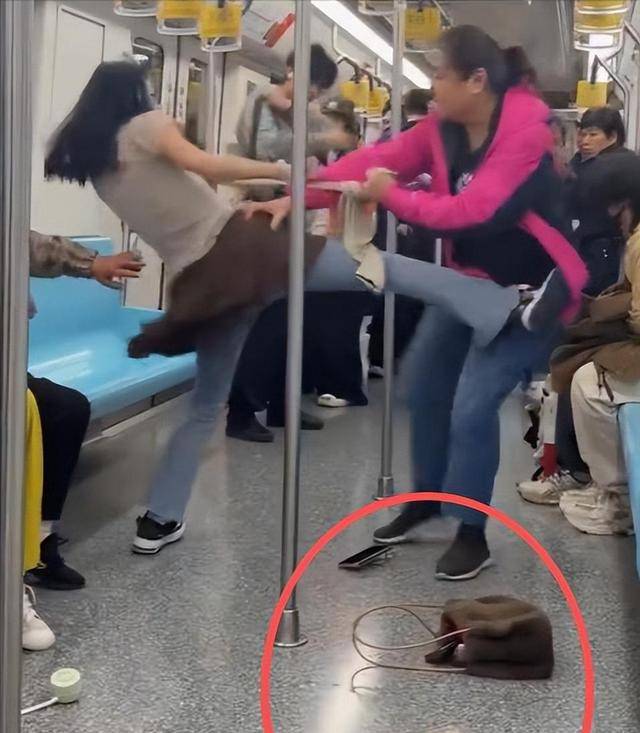 上海两女子地铁打架原视频曝光 老人太无理
