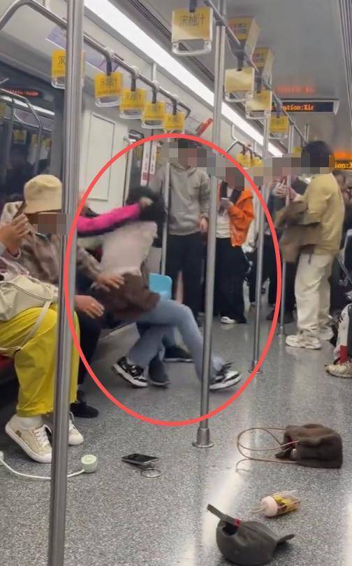 上海两女子地铁打架原视频曝光 老人太无理