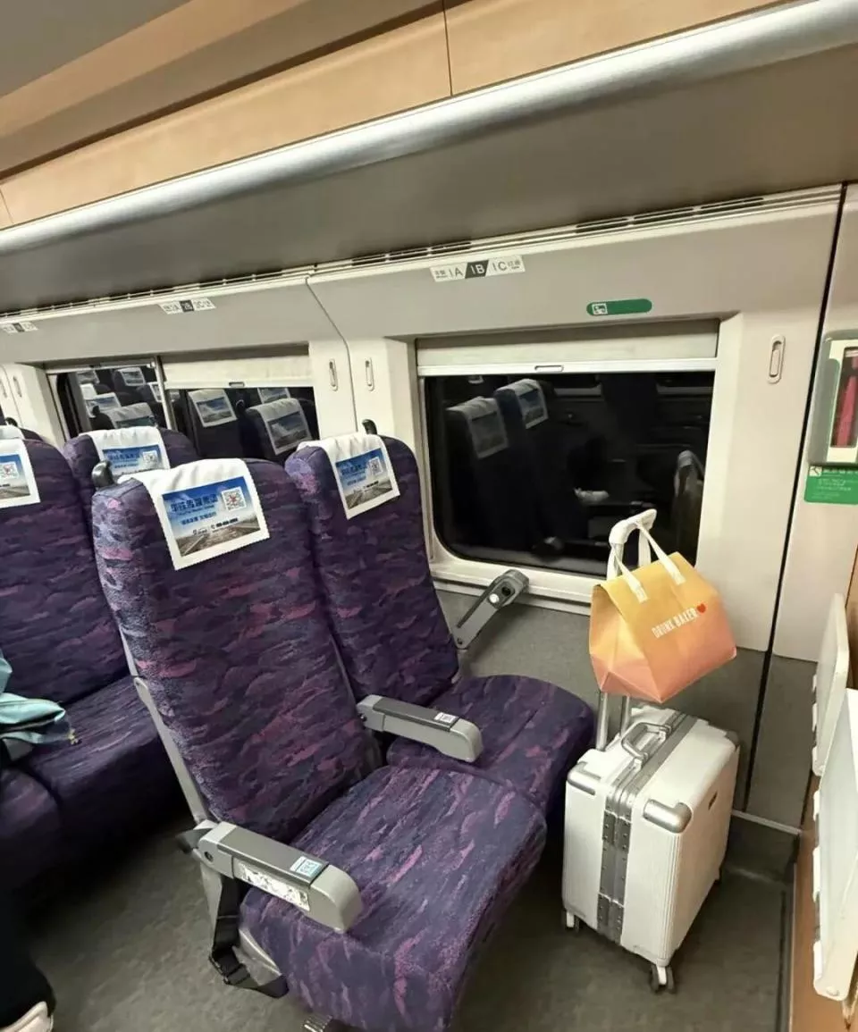 乘客买高铁“01C”座 上车却懵了 以为01C被搬走了！