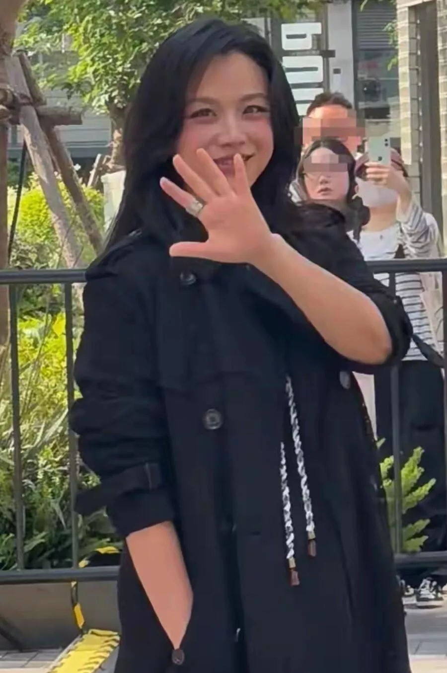 汤唯46岁挺孕肚出席活动，一身黑打扮气质绝佳