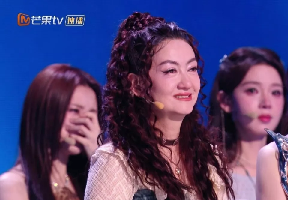 者来女被淘汰后说了两句话,全场姐姐哭了,谢娜却尴尬