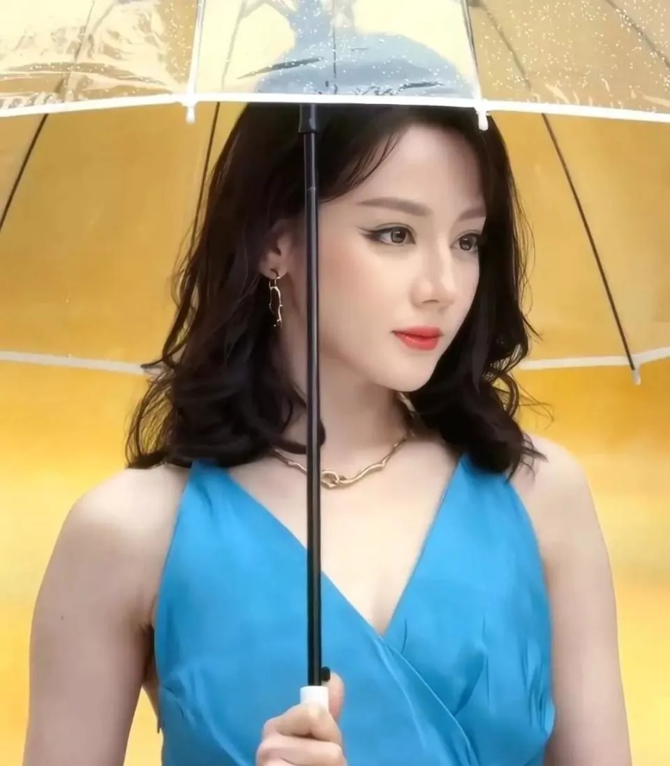 迪丽热巴现身南京迪奥线下活动,网友直言不像本人