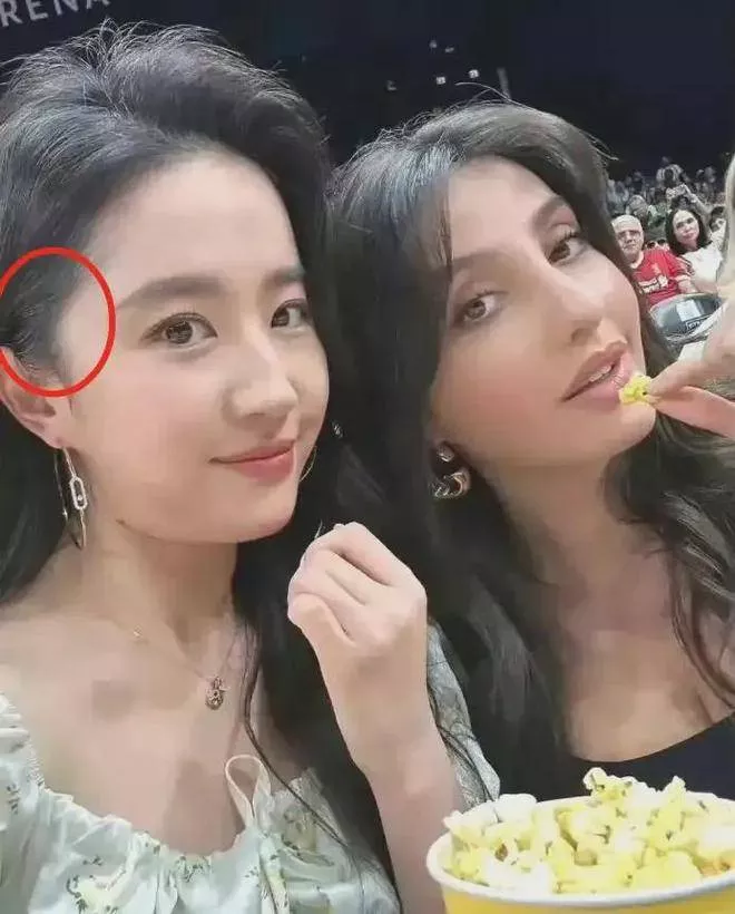 40岁刘亦菲开始老了,晒出鬓角白发不让工作室和媒体修图