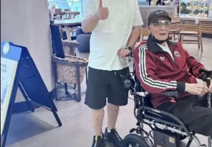 89岁谢贤近况曝光！坐轮椅扎马尾依旧有型