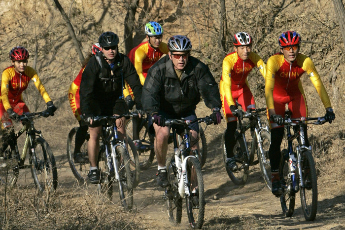 2005年，时任美国总统乔治·W·布什在北京与备战奥运的中国自行车手一同骑行，他骑在最前面。