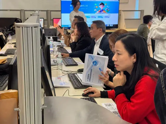 正在听课的校长们