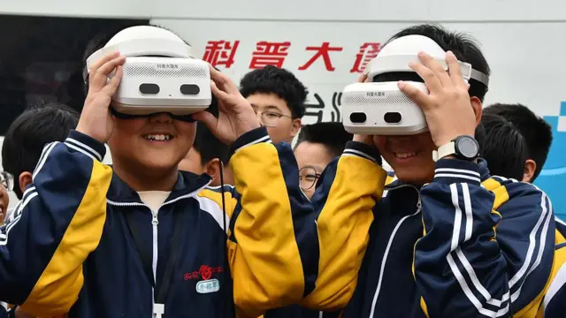 体验VR（虚拟实境）的学生