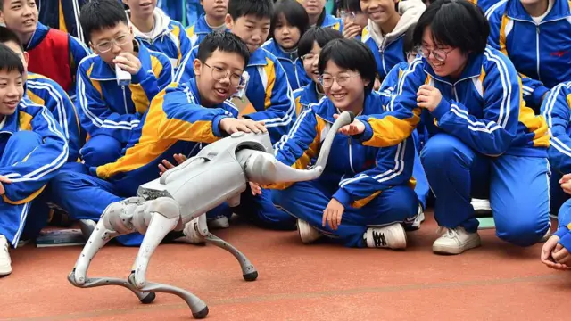 体验机器狗的学生