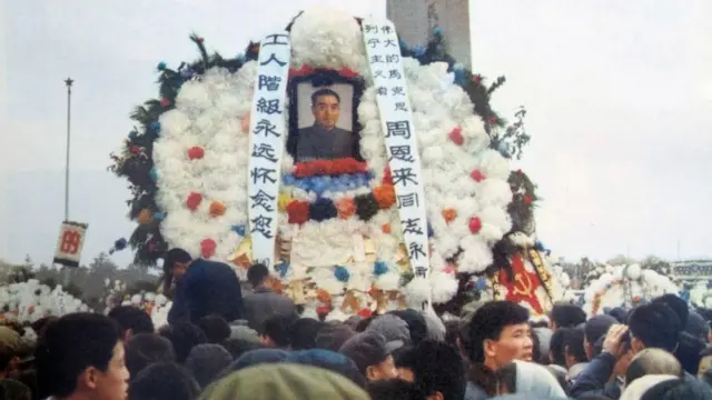 民众在天安门广场上悼念周恩来