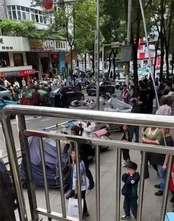 奔驰街头狂飙!57岁女医生肇事致2死6伤