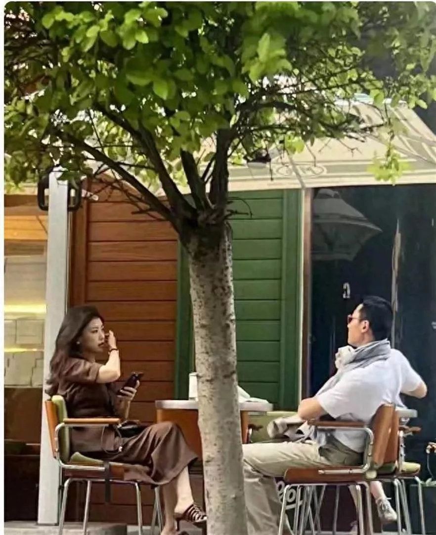 朱珠与老公上海街边喝咖啡被偶遇,美的像拍偶像剧!
