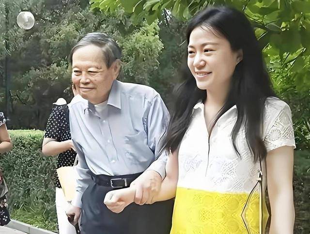 丈夫去世7个月，翁帆现状被曝光