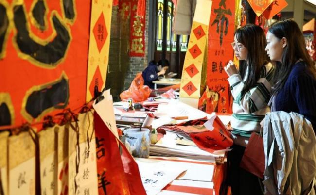 年轻人排队求签如潮 “深圳古庙”爆红 年轻人排队求签如潮 “深圳古庙”爆红