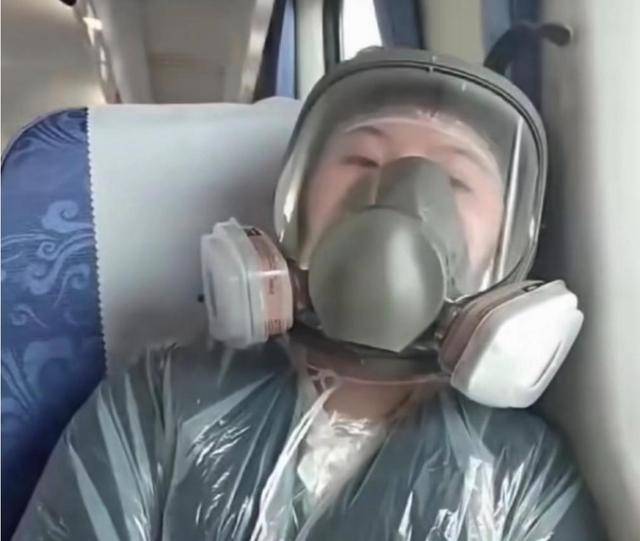 绿皮车现防毒面具?控烟小仙女夸张行径遭群嘲 绿皮车现防毒面具?控烟小仙女夸张行径遭群嘲