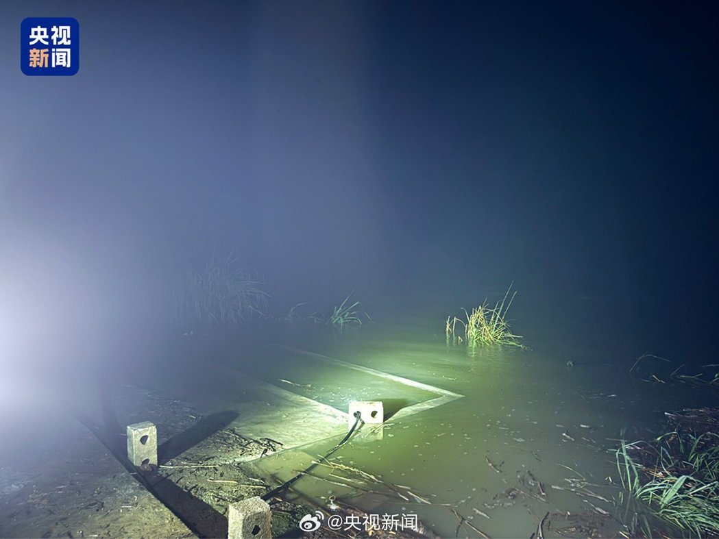 5月16日晚,广西环江县一辆卡车坠河,已知有2人不幸死亡,另有8人失联。(图/取... 5月16日晚,广西环江县一辆卡车坠河,已知有2人不幸死亡,另有8人失联。(图/取...