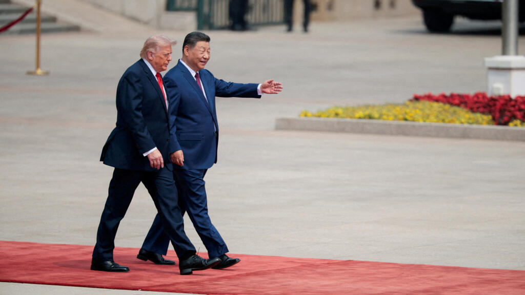 2026年5月14日，美国总统唐纳德·特朗普与中国国家主席习近平并肩而行走向北京人民大会堂。