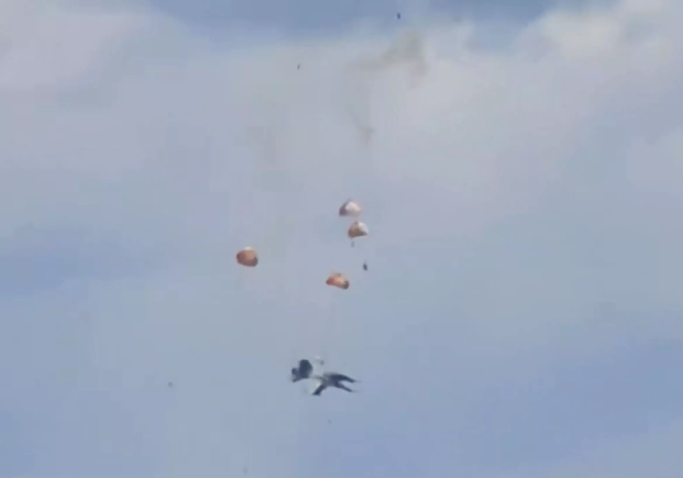 美海军2架喷射机空中相撞坠毁,4机组员弹射逃生