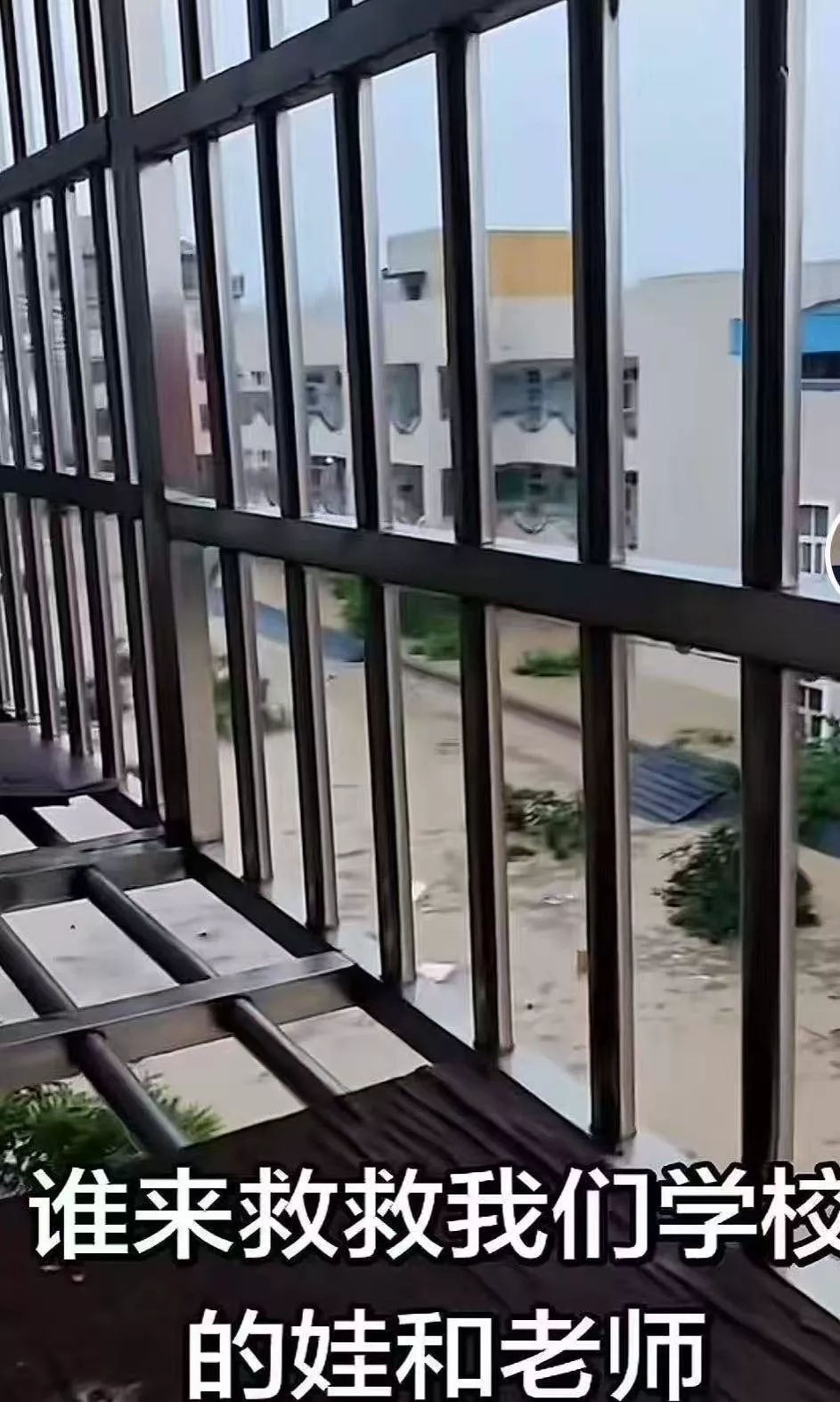 湖南石门县遭遇暴雨，一中学被淹