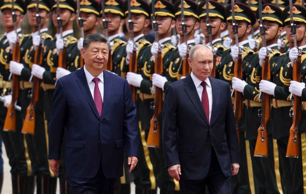 20日上午,大陆国家主席习近平(左)在北京人民大会堂东门外广场举行仪式,欢迎俄罗... 20日上午,大陆国家主席习近平(左)在北京人民大会堂东门外广场举行仪式,欢迎俄罗...
