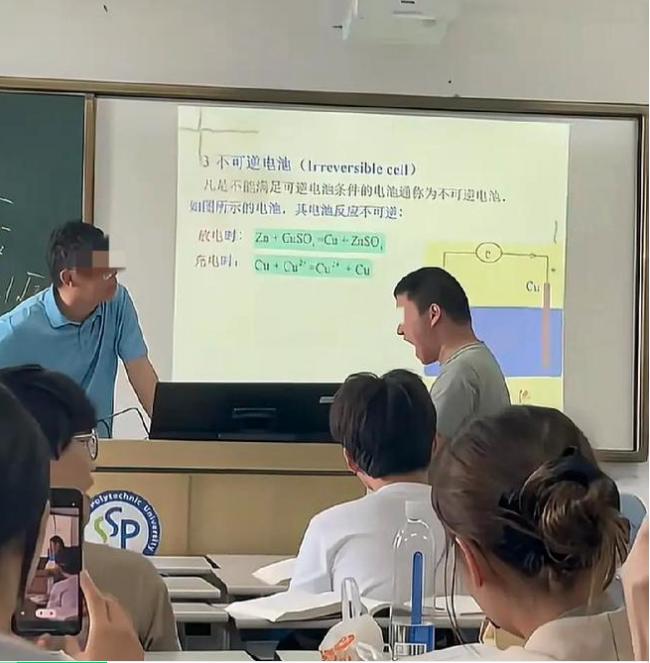 上海高校男生失控对老师喊“杀杀杀” 内情曝光