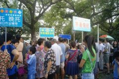 巨婴家长逼疯孩子后，又开始逼疯学校与社会