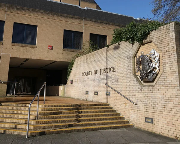 英国3名青少年强奸犯免于监禁,引众怒