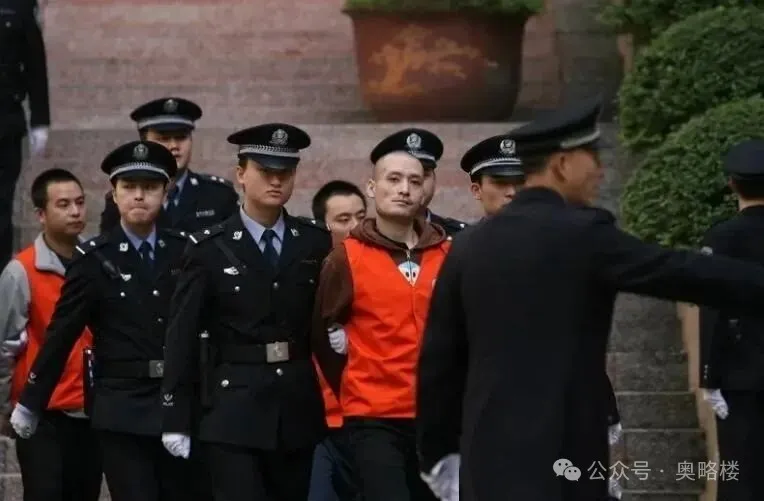“重庆一姐男宠”:1米82肌肉发达,被抓后翻脸 “重庆一姐男宠”:1米82肌肉发达,被抓后翻脸