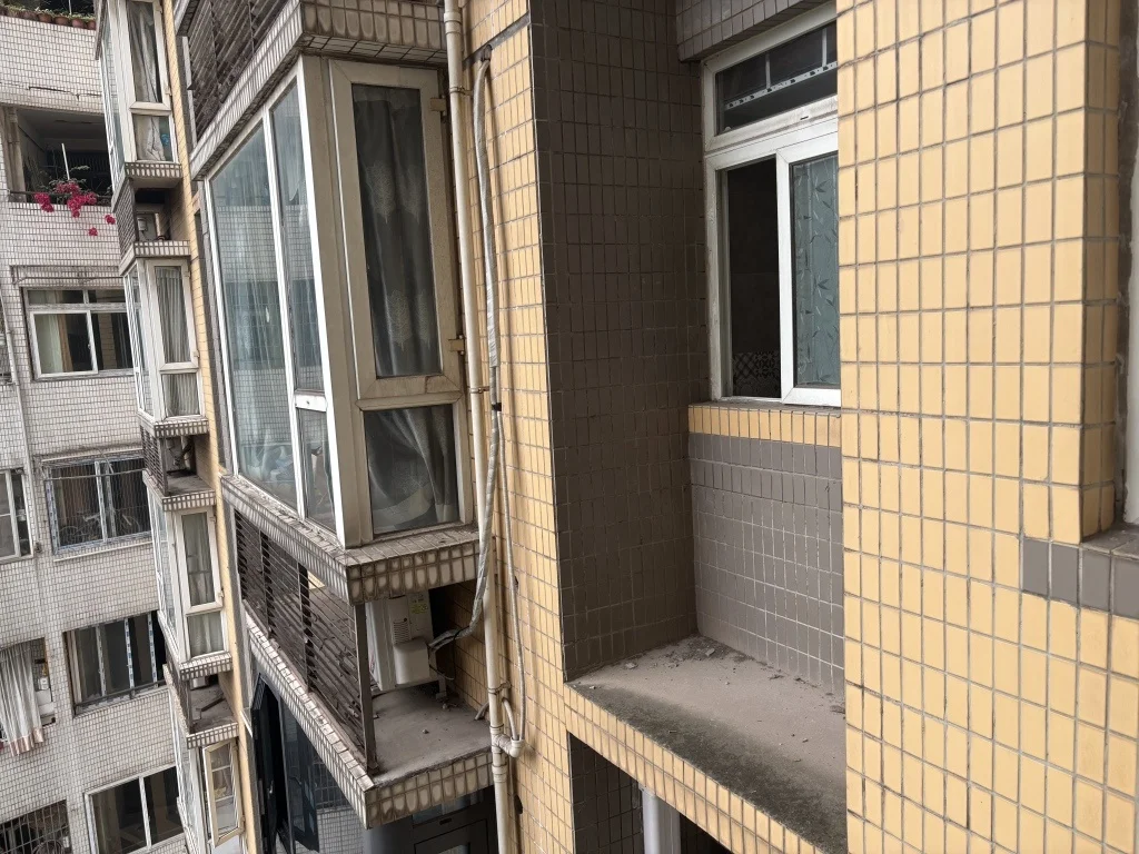 代夫从厕所的窗户，翻身到悬空的空调板上。