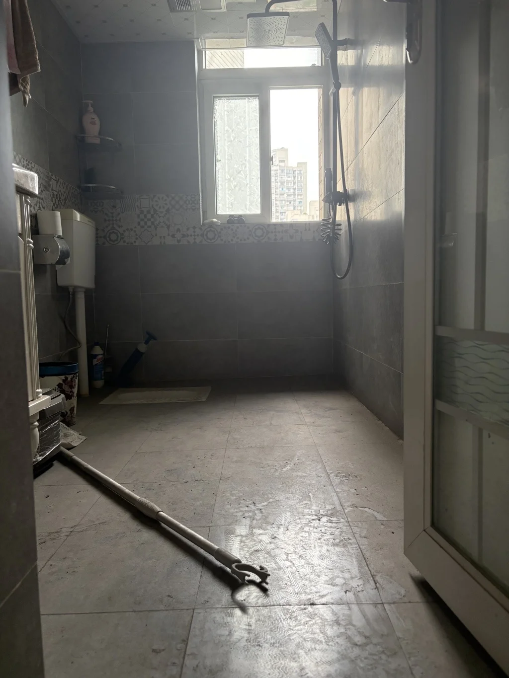 许虹说，事发时，孙某就是持着厕所地上的叉衣棍追打代夫。