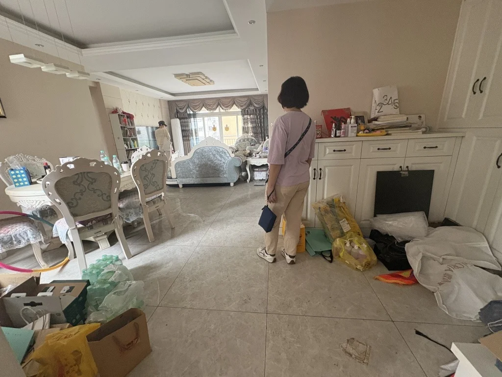 代夫去世后，家中保持着事发当天的凌乱，其母亲和女儿在外租房居住。