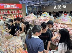 开箱大陆国民手摇饮「蜜雪冰城」总部！游客狂扫货 月销售额高达7千万