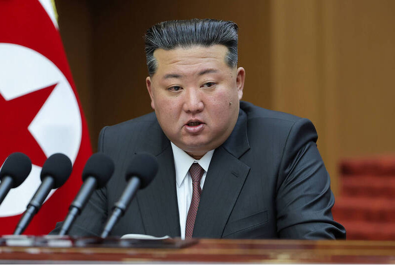 北韩领导人金正恩在党内会议上誓言加快国家军事建设。（美联社）