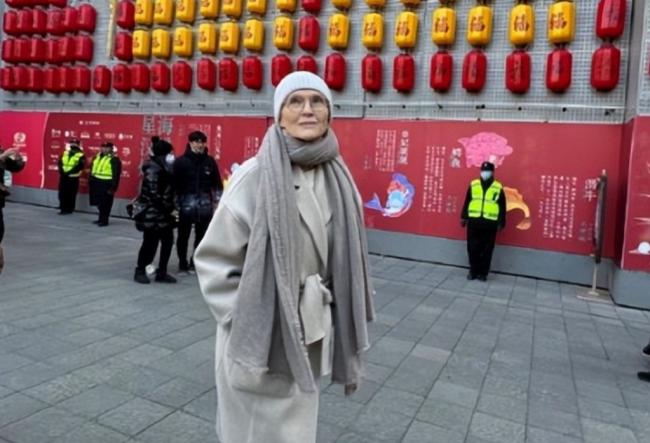马斯克母亲为啥老往中国跑