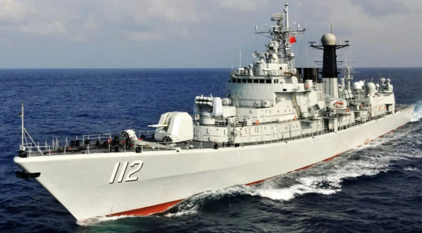 中國海軍有「中華第一艦」之稱的第二代國產飛彈驅逐艦首艦「哈爾濱號」,28日除役,結束服役32年生涯。 圖:翻攝陸網/新華網