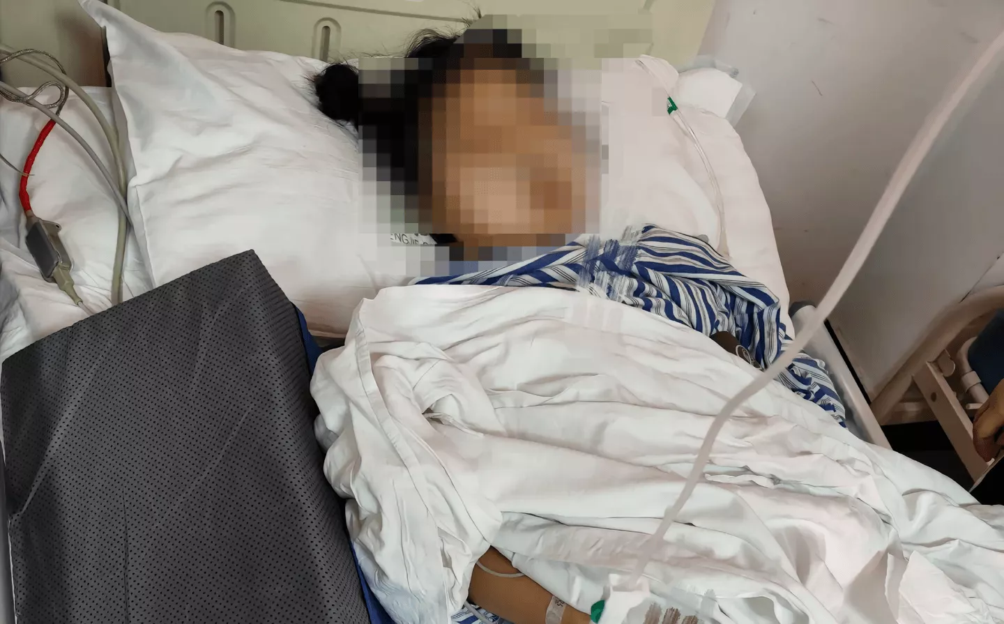 重庆奉节落石砸中一轿车,致2死2伤