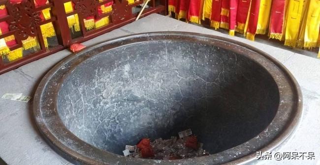 中国这座小寺庙 武警24小时站岗 中国这座小寺庙 武警24小时站岗