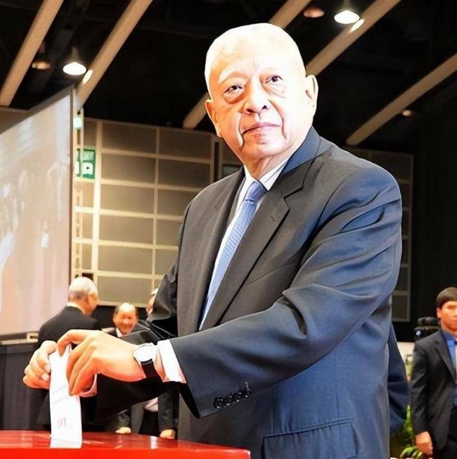 相爱相伴多年的妻子 是董建华最大的牵挂 相爱相伴多年的妻子 是董建华最大的牵挂