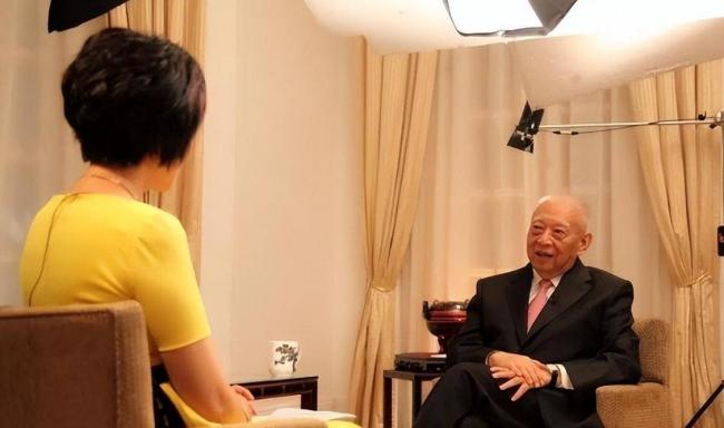 相爱相伴多年的妻子 是董建华最大的牵挂 相爱相伴多年的妻子 是董建华最大的牵挂