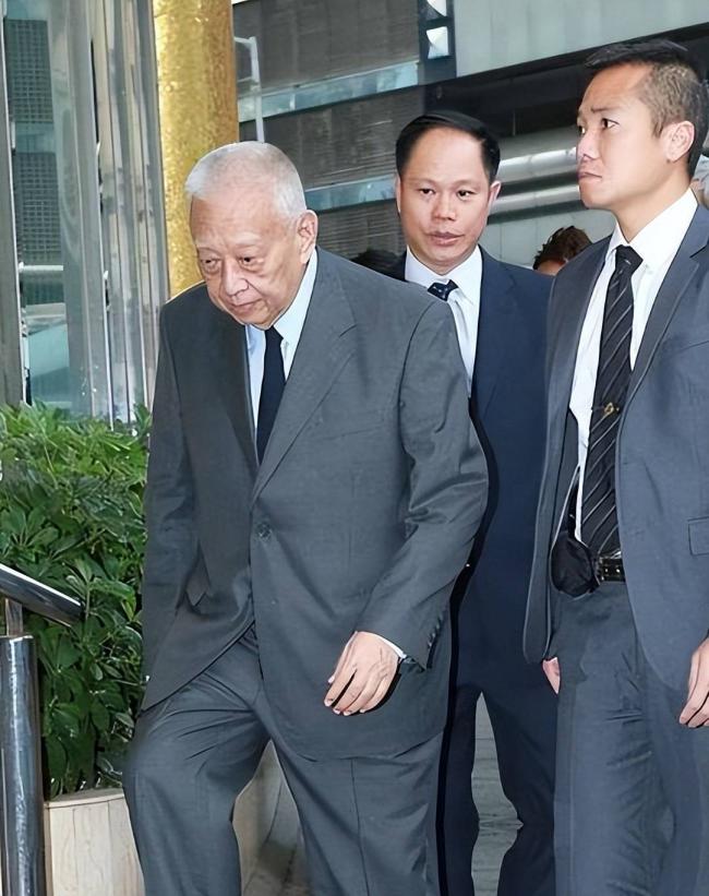 相爱相伴多年的妻子 是董建华最大的牵挂 相爱相伴多年的妻子 是董建华最大的牵挂